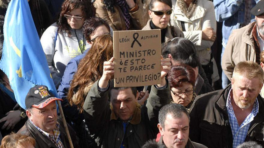 Cientos de vecinos se concentran en Pola de Gordón (León) en la primera de las tres jornadas de luto.