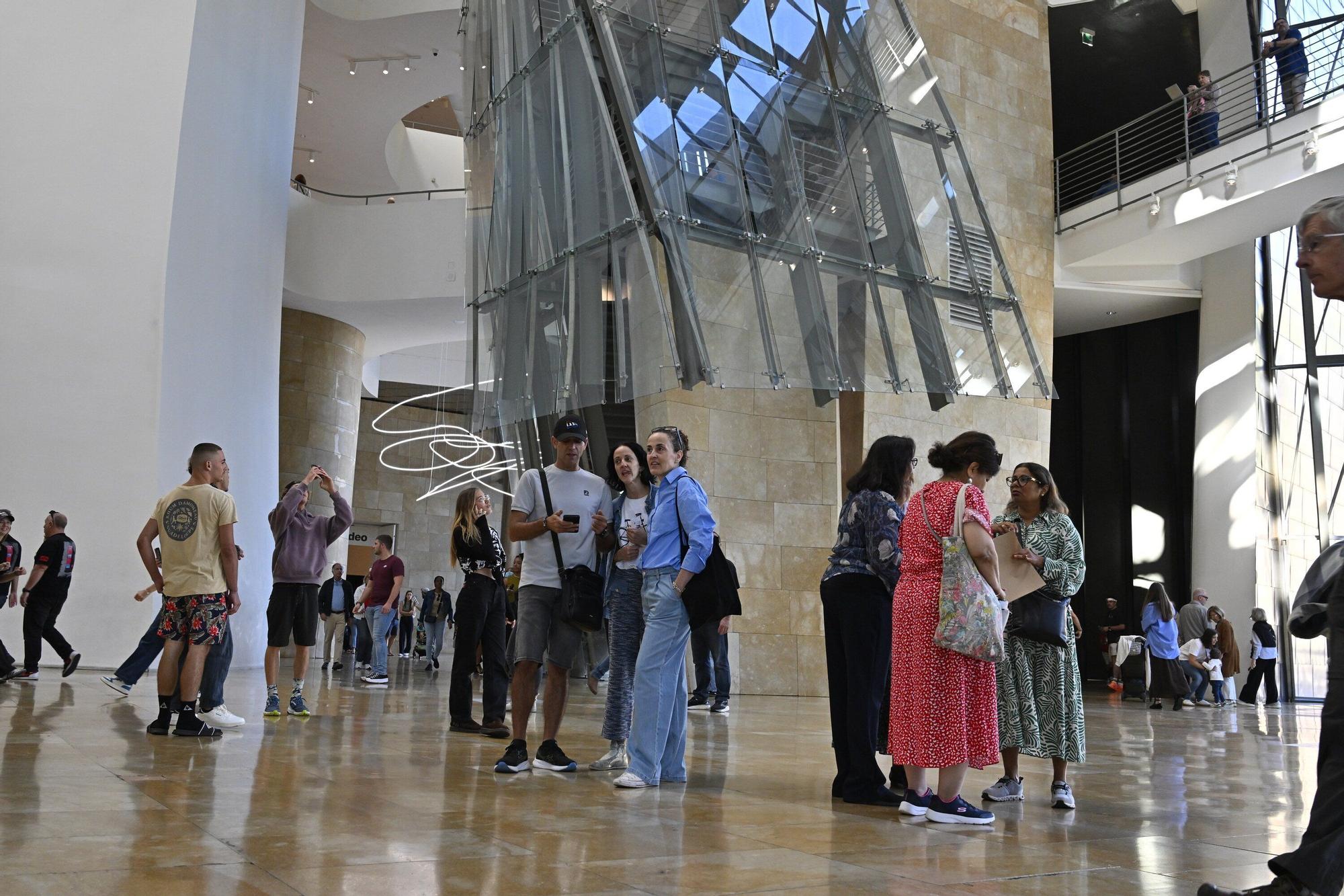 El Museo Guggenheim acoge a miles de visitantes en su 28º cumpleaños
