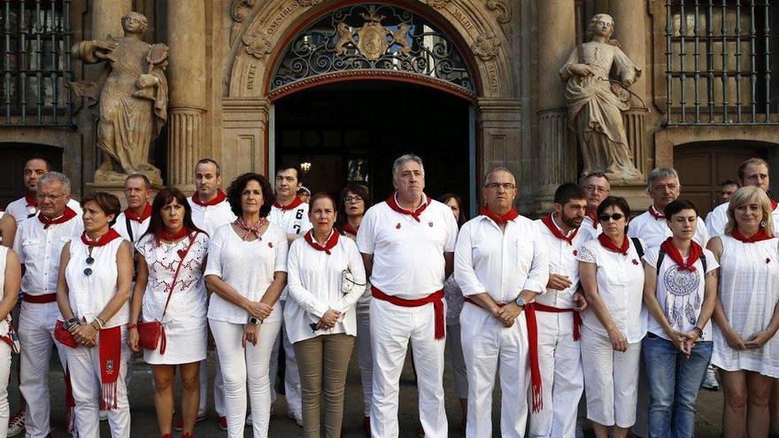 El Gobierno de Navarra, Ayuntamiento de Pamplona y ciudadanos se han concentrado esta tarde para recordar y rendir un acto de homenaje el concejal de Ermua Miguel Ángel Blanco.