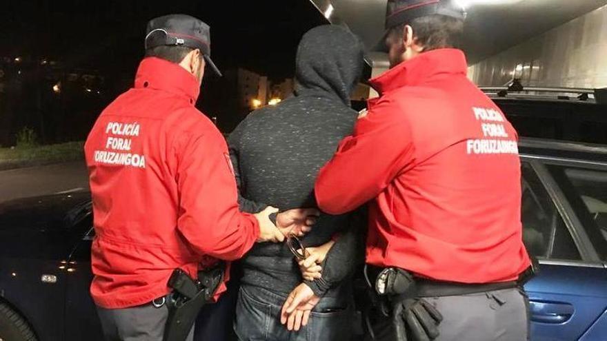 Acuchilla en Sarriguren a otro varón con el que se había citado por Grindr