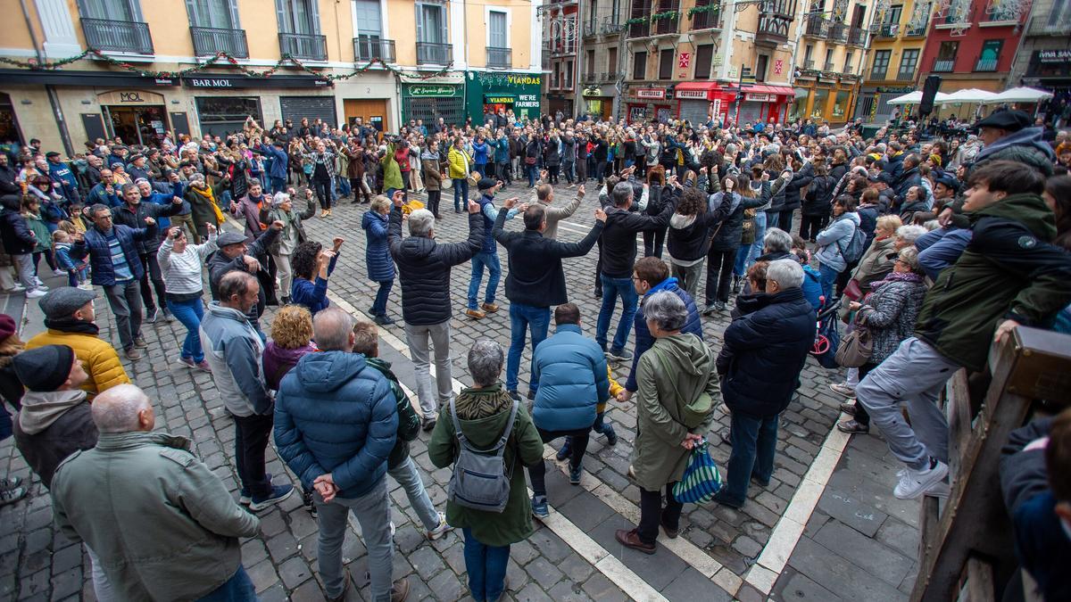 Integrantes de Iruña Taldea bailan la Euskal Herrian Euskaraz dantza con motivo del Día de Navarra y Día del Euskera en 2024