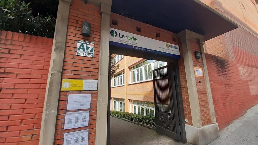 La mitad de los parados extranjeros en Euskadi se concentra en los Servicios y otro 36% no tenía empleo anterior