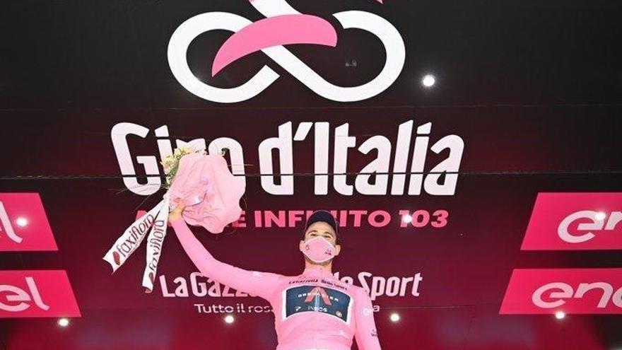 Filippo Ganna se enfunda la &#039;maglia rosa&#039; en el arranque del Giro.