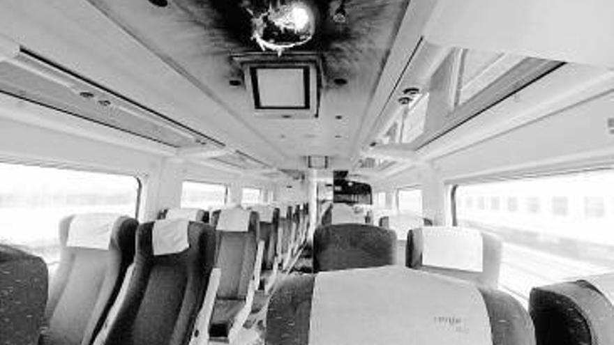 Un fuego afecta a  un tren en Abando