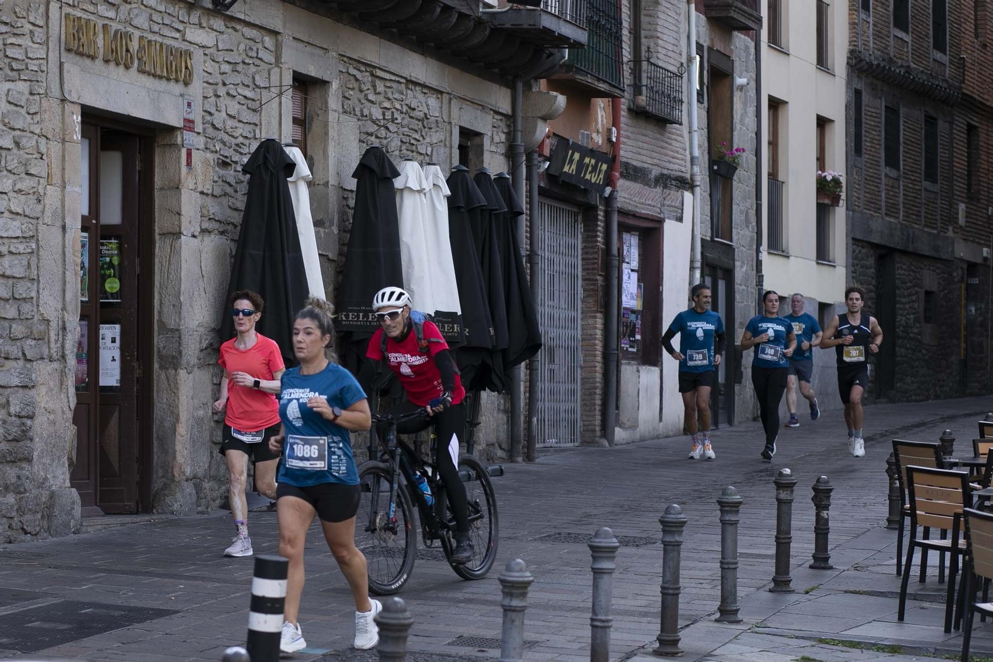 En imágenes: Miles de personas participan en La Conquista de la Almendra