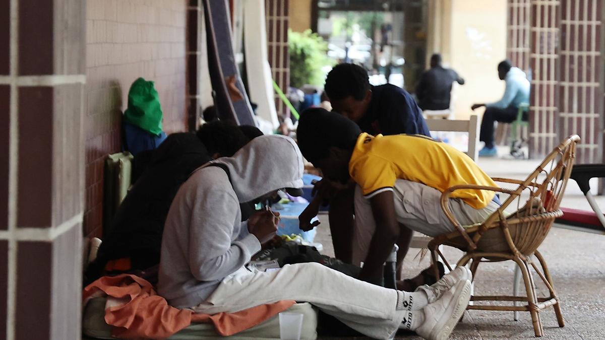 Numerosos jovenes procedentes de Mali esperan junto al Centro de Ayuda al Refugiado (CEAR) para regularizar sus tramites de visado en el barrio de Amara, Donostia.