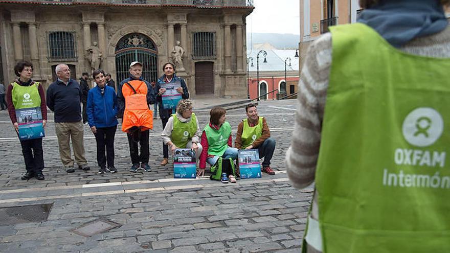 Voluntarios de Oxfam Intermon han difundido en la plaza Consistorial de Pamplona la campaña internacional &quot;derecho a refugio, derecho a tránsito seguro&quot;