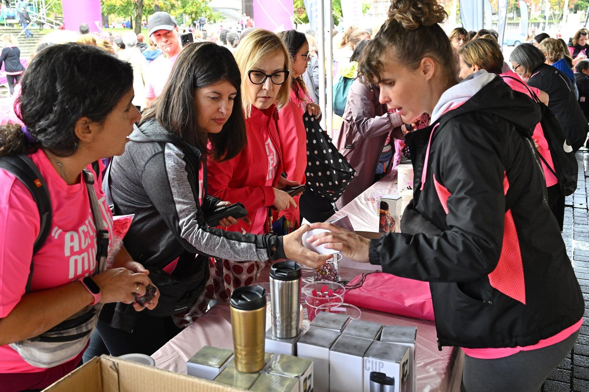 En imágenes: los paraguas tiñen la marea rosa de Bilbao