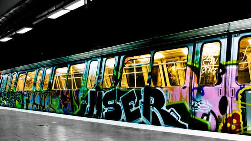Los grafiteros suelen rotular las unidades ferroviarias con sus firmas personales y abundancia de color.