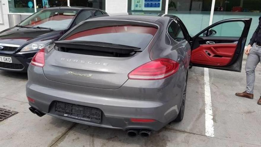 El arrestado conducía un vehículo de alta gama con las placas de matrícula falsificada