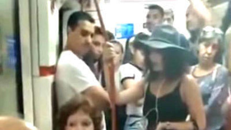Pasajeros rechazan los comentarios racistas de una señora en el metro de Madrid.