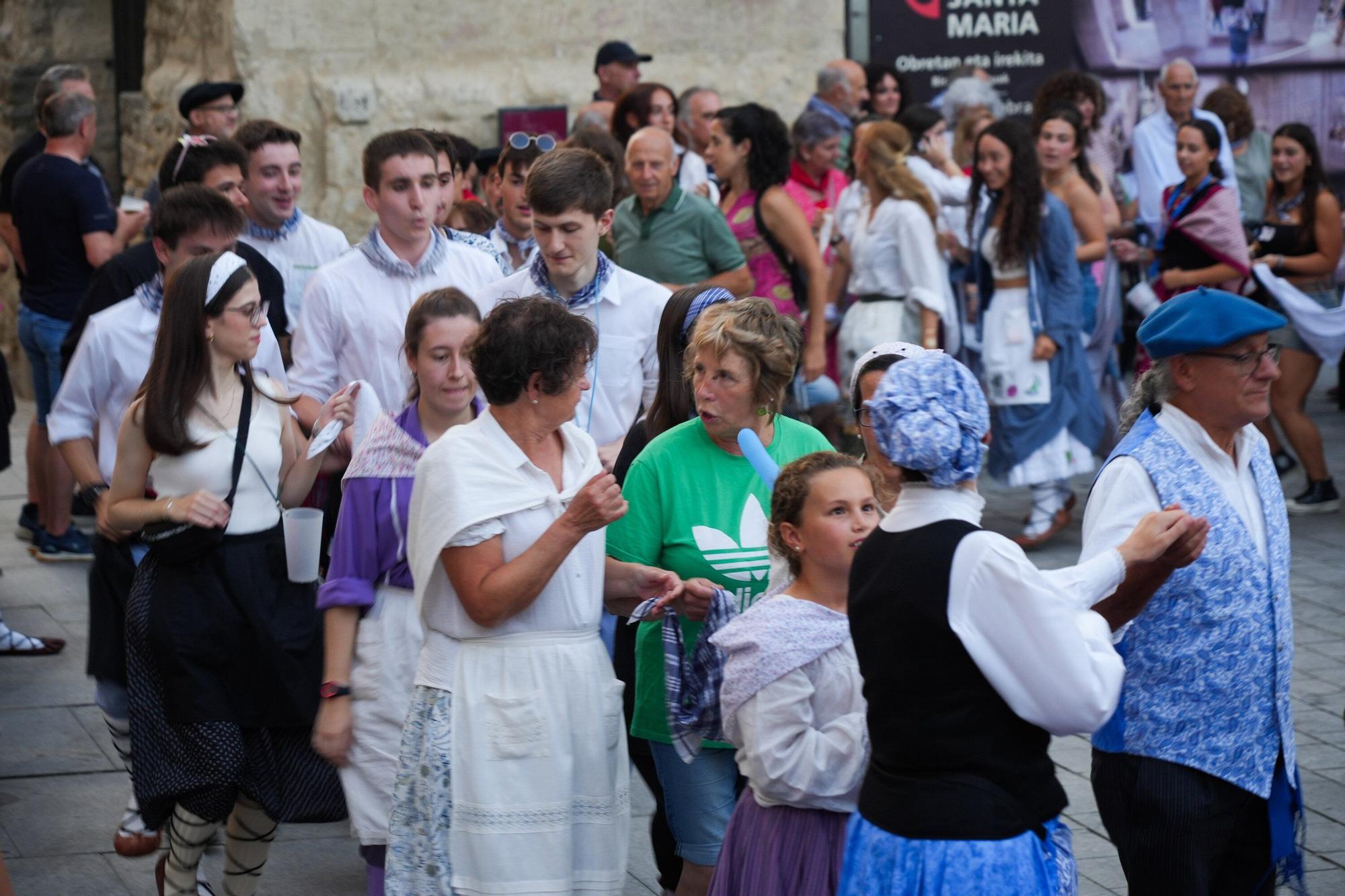 En imágenes: Larrain Dantza y Txulalai en la plaza de Santa María