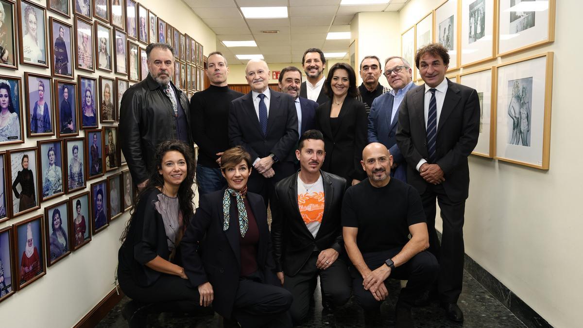 Responsables de ABAO y Gorka Martínez, director de BBK, acompañados del elenco artístico.