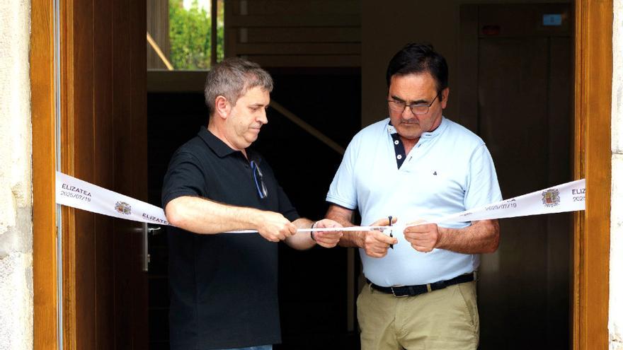 El alcalde Juankar Unanua y el concejal Manuel Telletxea cortaron la cinta.