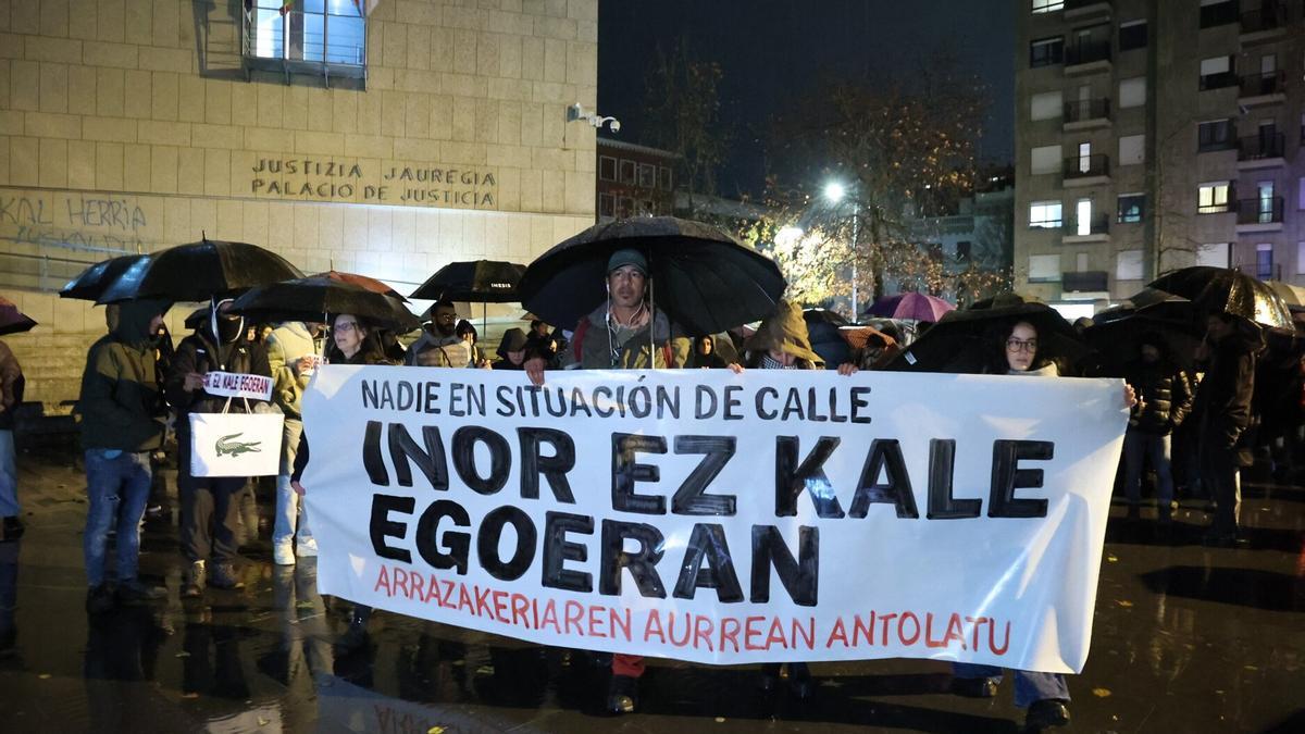 Manifestación contra el desalojo del instituto okupado de Martutene frente al Palacio de Justicia.