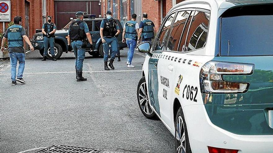 Agentes de la Guardia Civil en el operativo en Donostia. Foto: Efe