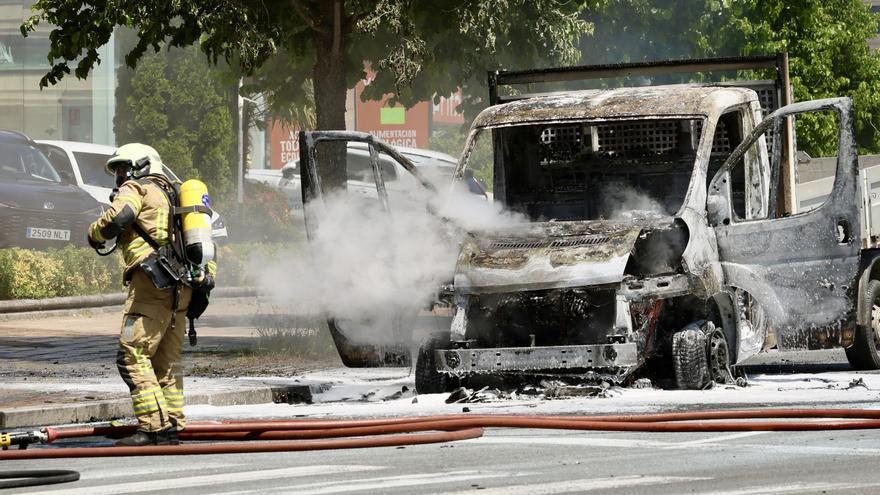 Extinguido el incendio de una furgoneta en la plaza de La Antonia