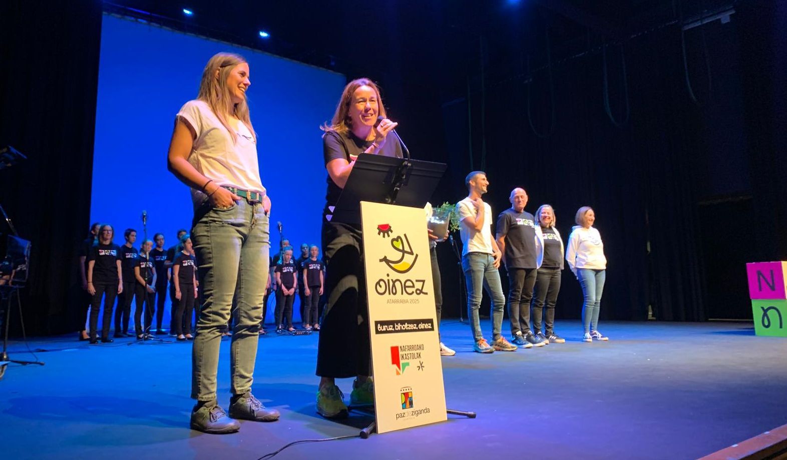 Vianako Erentzun Ikastolak eta Iruñeko San Fermin Ikastolak jaso dute Nafarroa Oinezen lekukoa. "Euskara Nafarroa osoan ozen entzungo da 2026an", azpimarratu dute ikastoletako arduradunek".