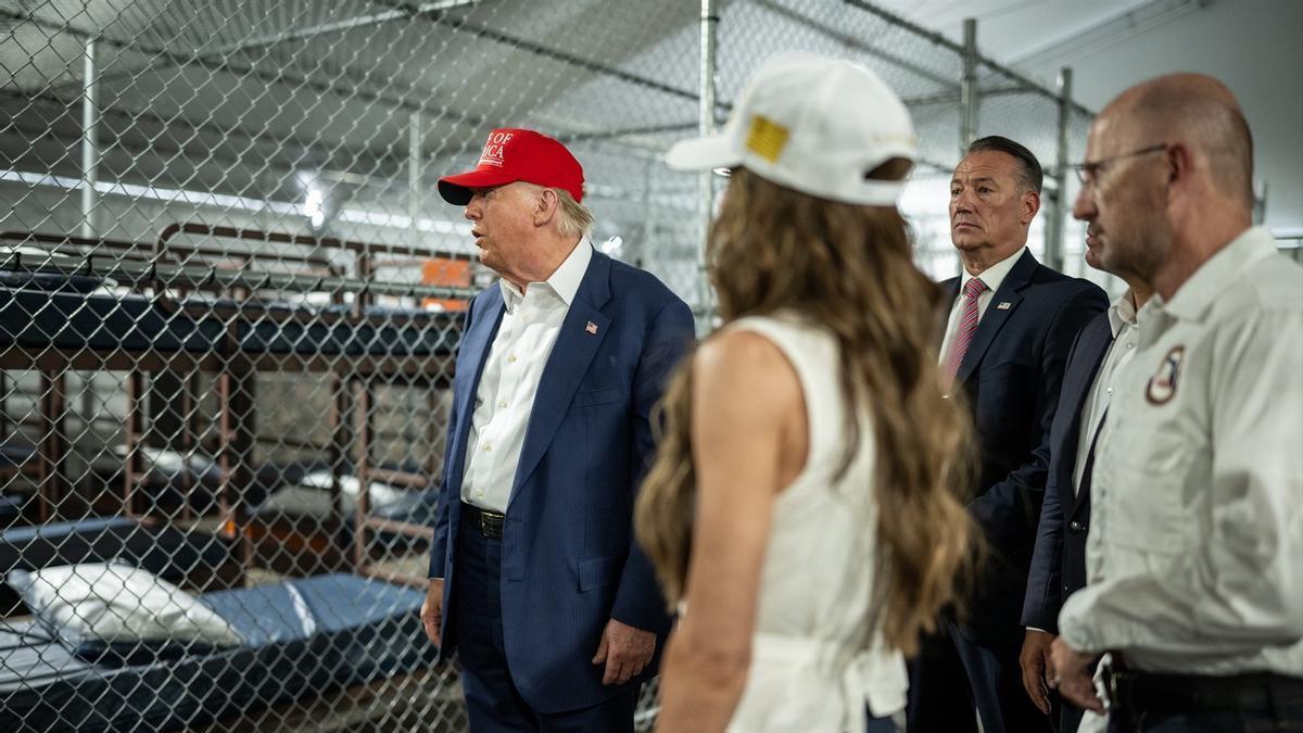 El presidente de Estados Unidos, Donald Trump, durante una visita al centro migratorio de &#039;Alligator Alcatraz&#039;.