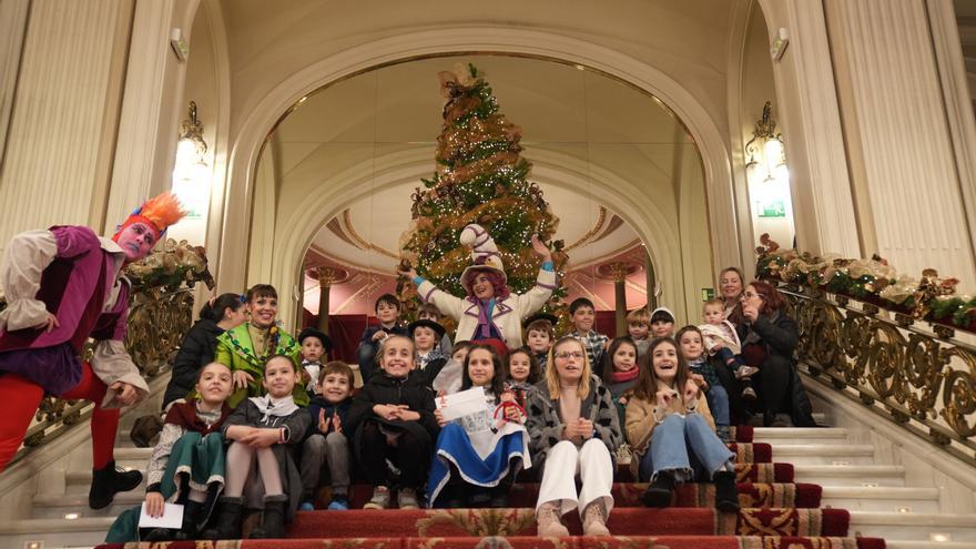 La lluvia no frena la ilusión y el Teatro Arriaga se llena de txikis al encuentro de Olentzero y Mari Domingi