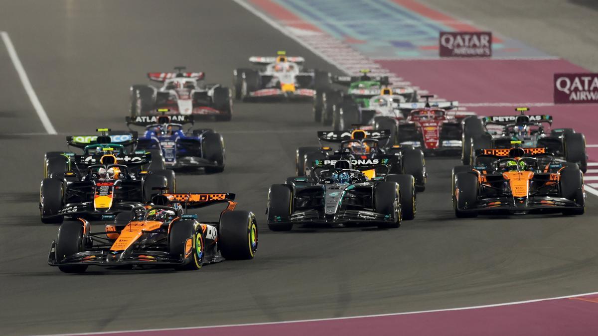Imagen de la entrada a la primera curva del esprint del Gran Premio de Catar, con Oscar Piastri en cabeza.