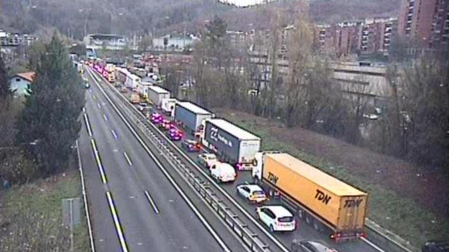 Accidente en Legorreta: problemas tras el choque de una furgoneta y un camión