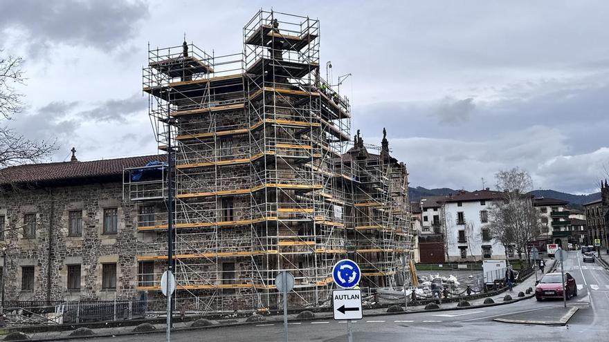 La mudanza de la oficina de turismo de Oñati a la histórica universidad, un paso más cerca