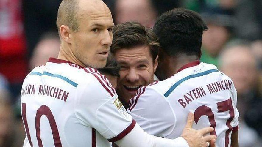 Xabi Alonso celebra ayer el gol del empate con Robben y Alaba.