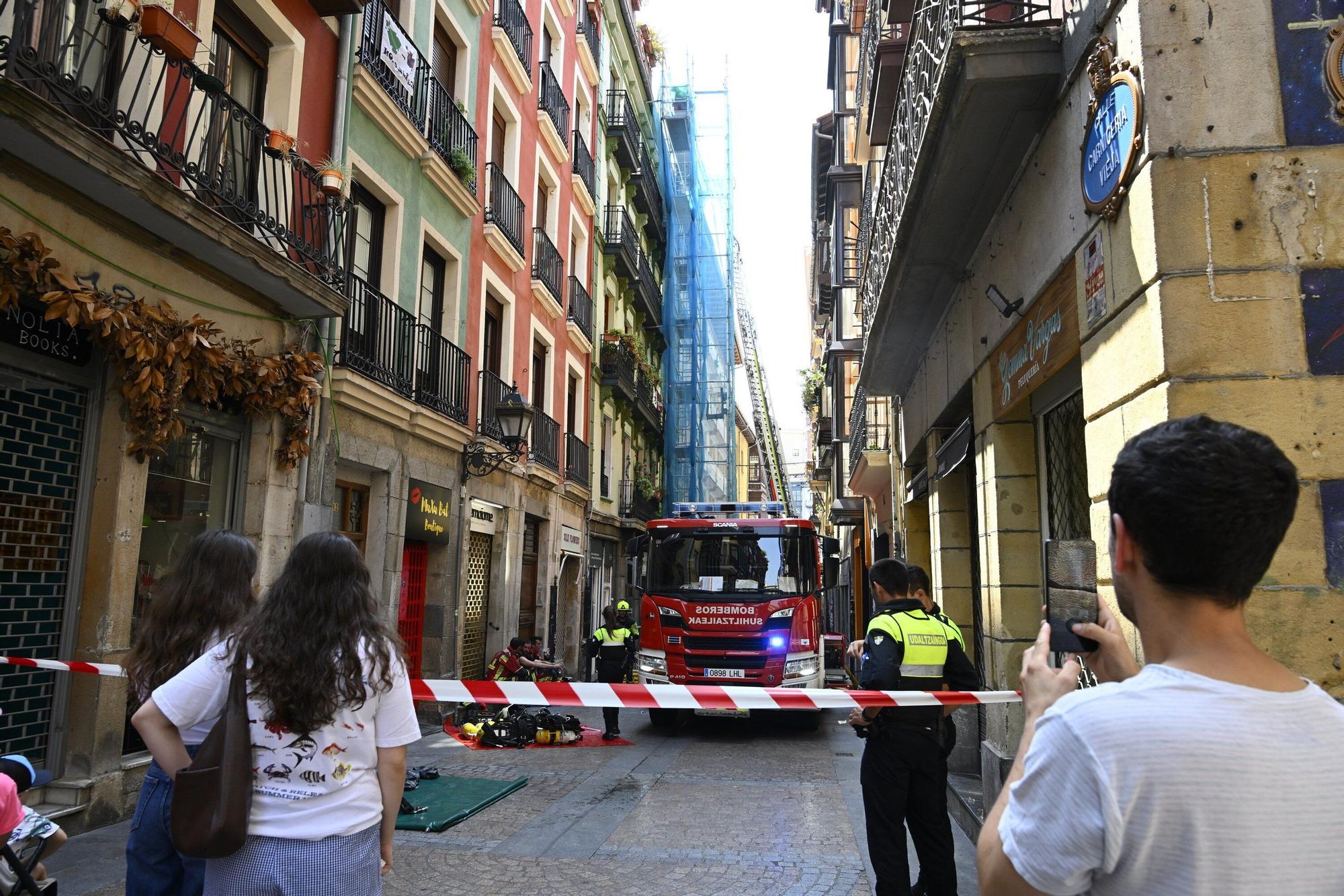 En imágenes: Susto en el Casco Viejo de Bilbao tras un incendio en un piso