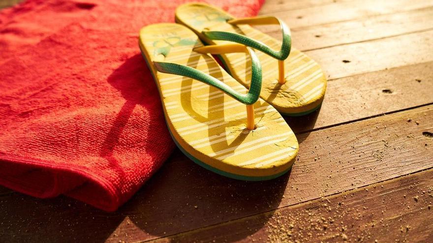 Desde esguinces hasta dolores de espalda: los riesgos de usar chanclas en verano