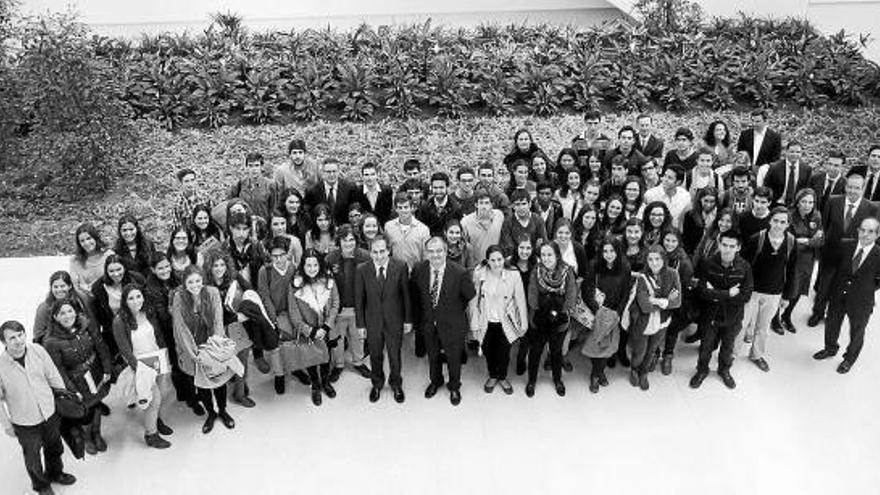 Imagen del alumnado beneficiario, autoridades universitarias y responsables del Banco Popular.