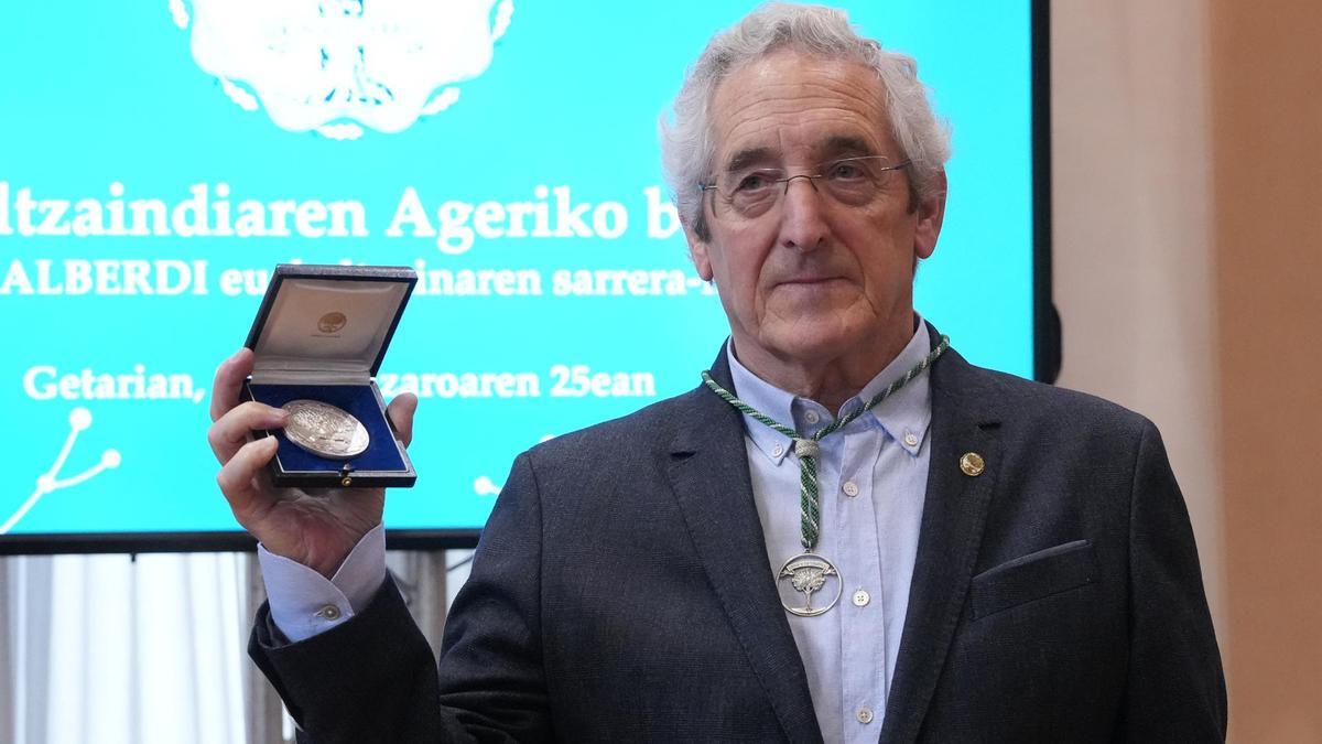 Andres Alberdi euskaltzain osoa emeritu bilakatu da, 75 urte beteta.