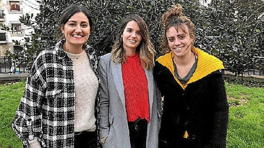 Las educadoras Alazne Agirre y Leire Anduaga, y la coordinadora de Txatxilipurdi, Jone Ojea.