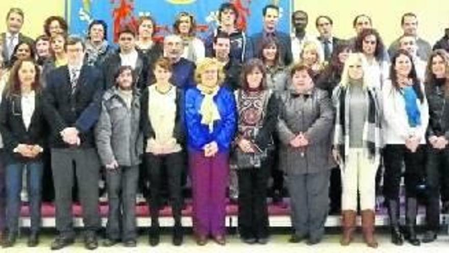 Los titulados en el curso de acceso que acudieron al acto posan al finalizar el mismo.