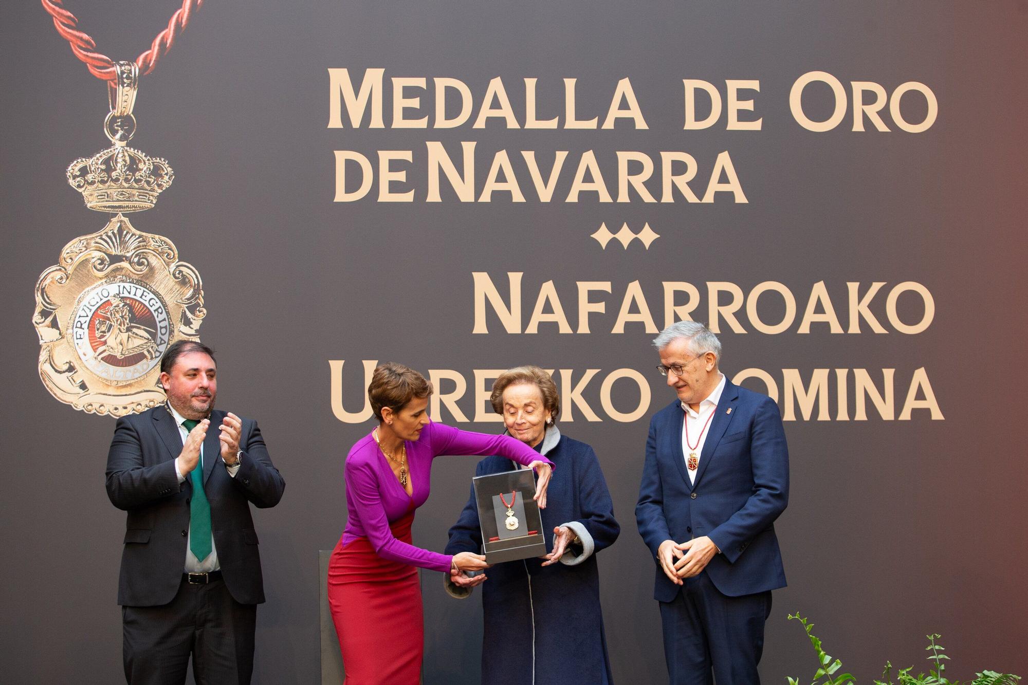 Fotos de la entrega de la Medalla de Oro de Navarra a Manuel Torres a título póstumo