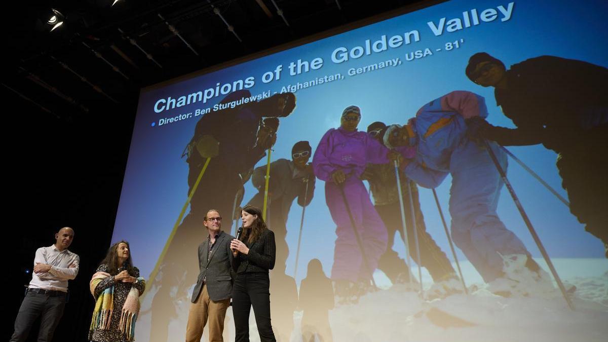 El director Ben Sturgulewski y la productora de la película, Katie Stjernholm, durante su presentación en el Mendi Film Fest.