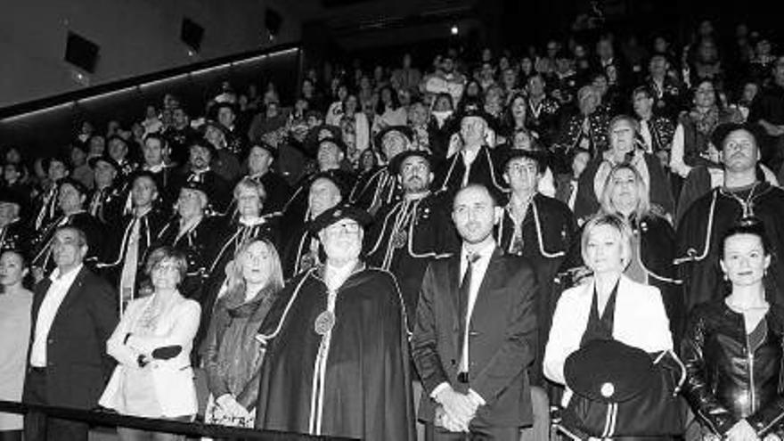 El público y los miembros de la cofradía llenaron el salón de actos del Avenida.