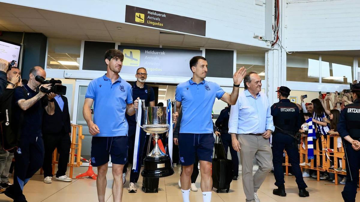 Multitudinario recibimiento a la Real Sociedad en el aeropuerto de Hondarribia / Javi Colmenero