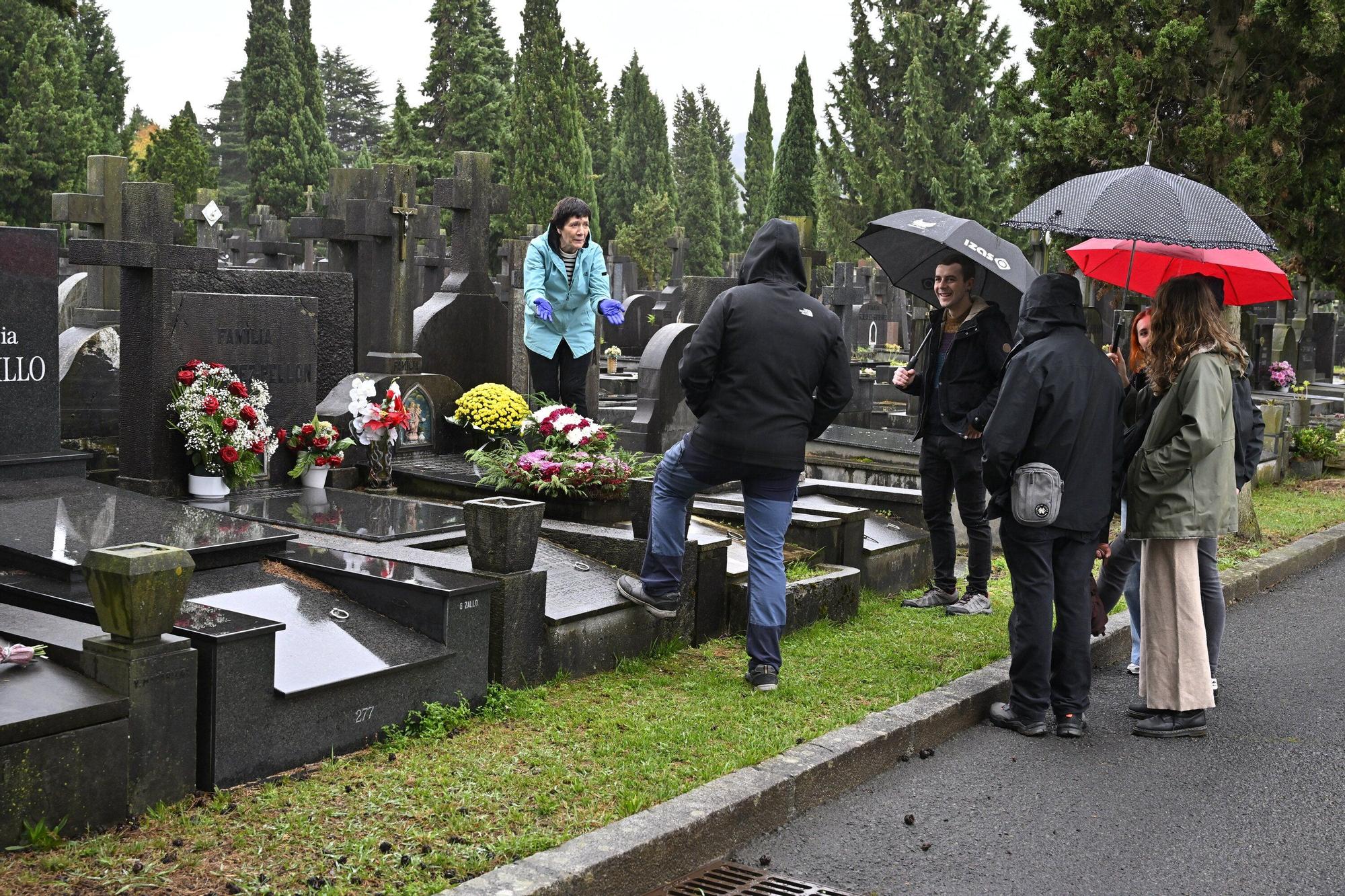 En imágenes: así se vive el día de Todos los Santos en el cementerio de Bilbao