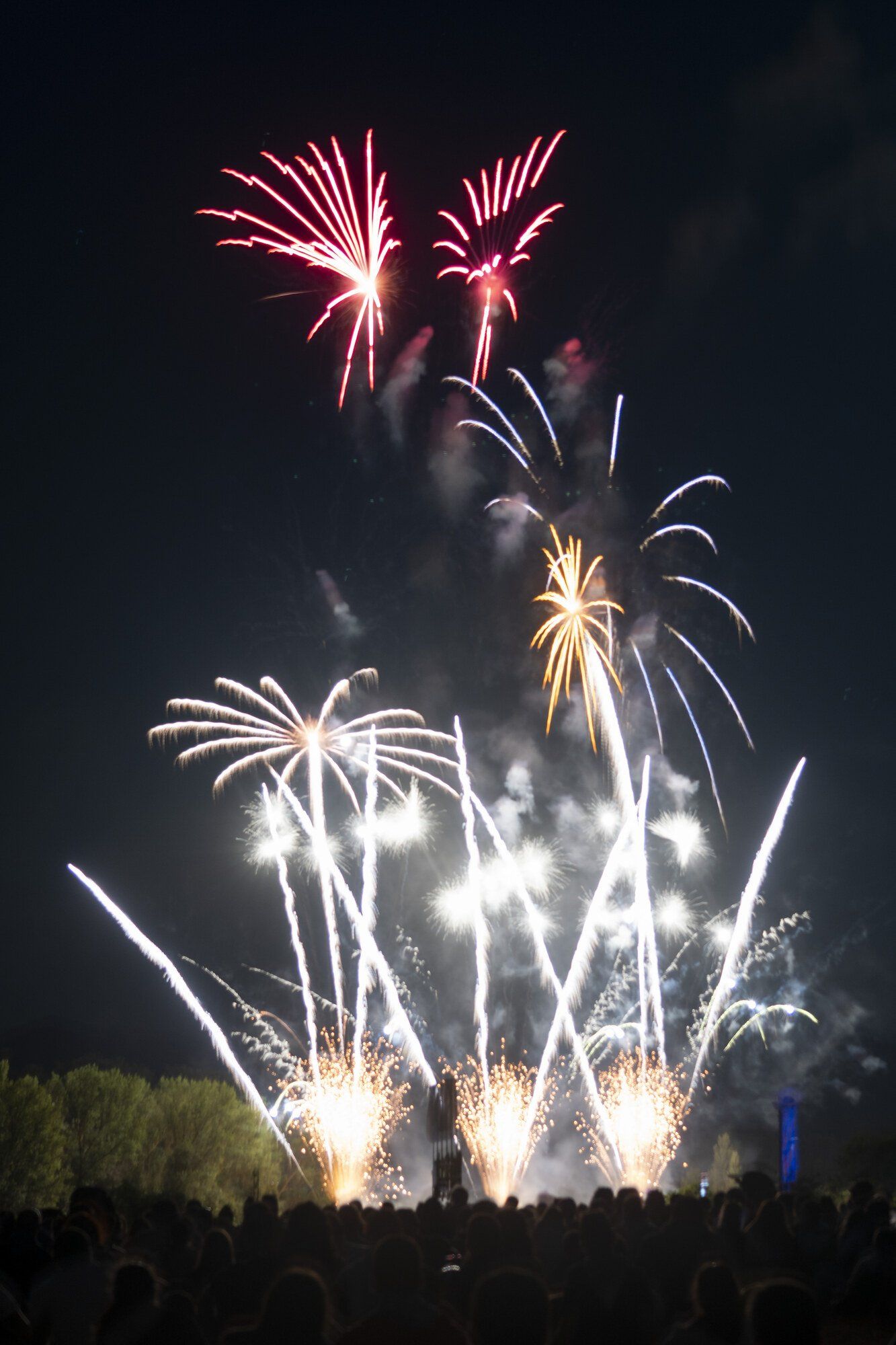 Revive los fuegos artificiales de la pasada noche