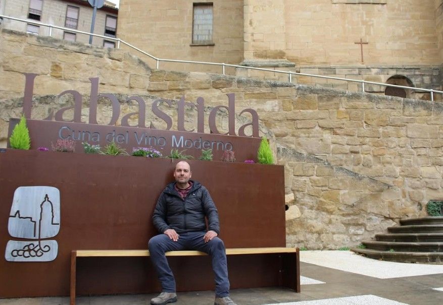 La nueva escultura en la misma Plaza de la Paz de Labastida