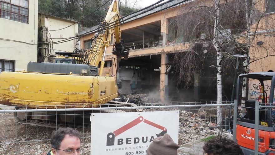 El pabellón de DMP-Morkaiko en Elgoibar, camino de ser convertido en escombros