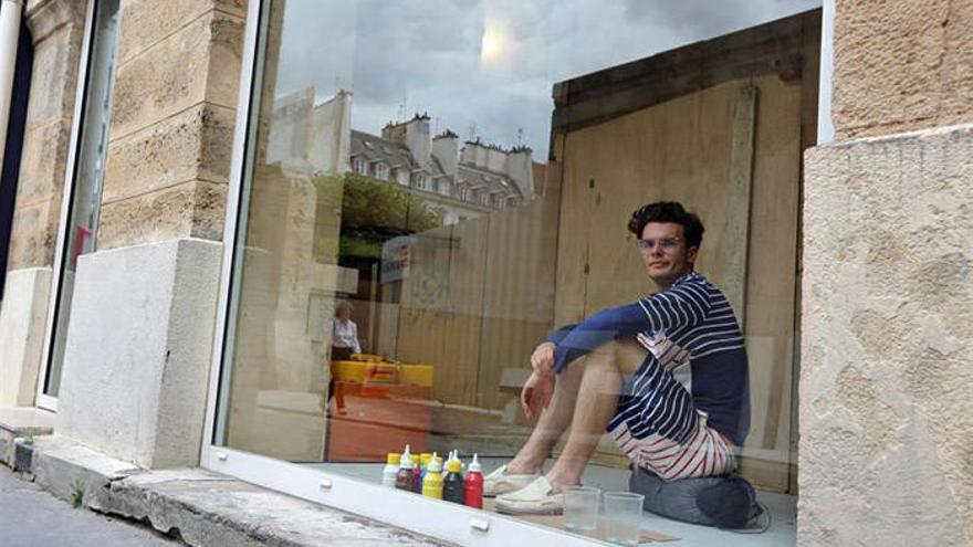 Un modelo permanece 60 horas en un escaparate