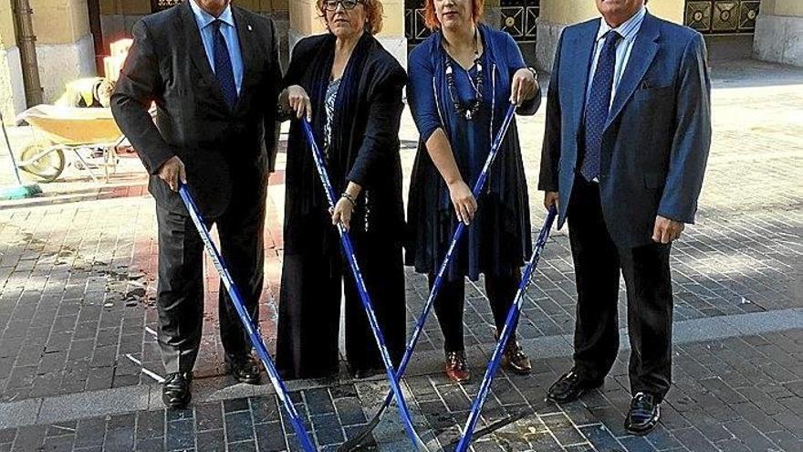 Rosa Zubeldia, del Txuri, y la directora de Deportes Goizane Álvarez, junto a otros organizadores.