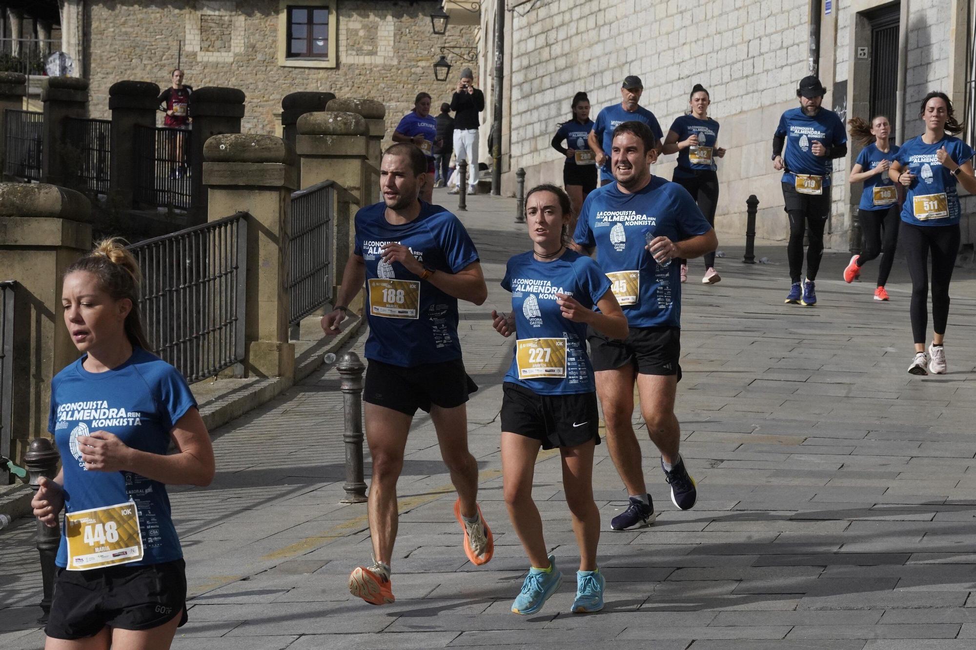 En imágenes: Miles de personas conquistan la Almendra de Gasteiz