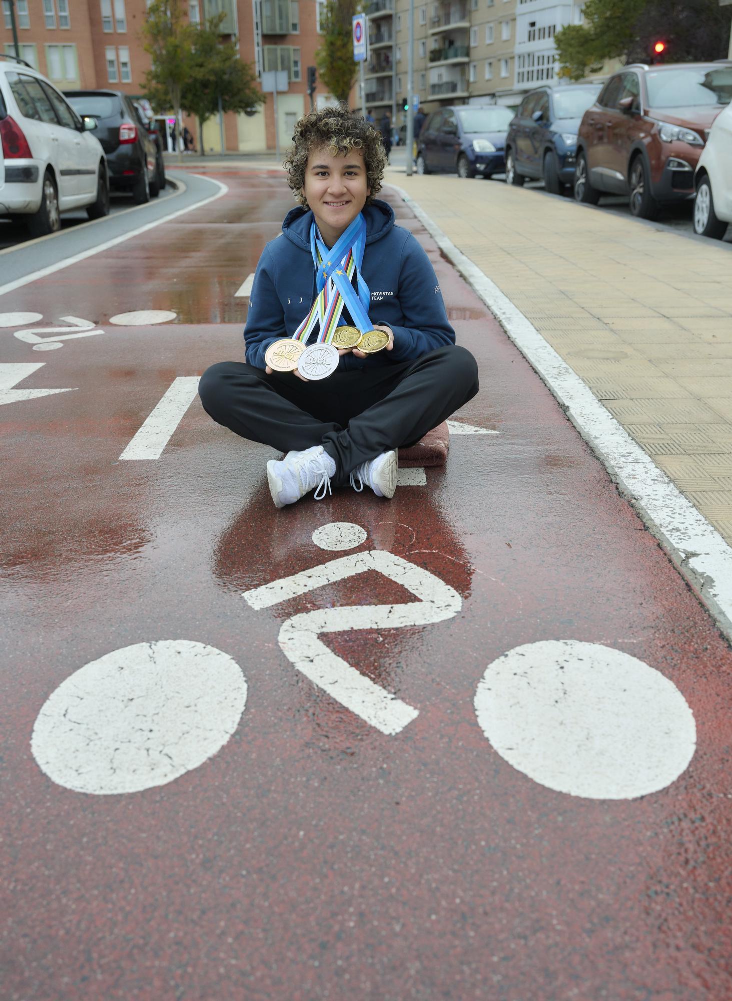 Paula Ostiz, con sus medallas en un carril bici del barrio de San Jorge.