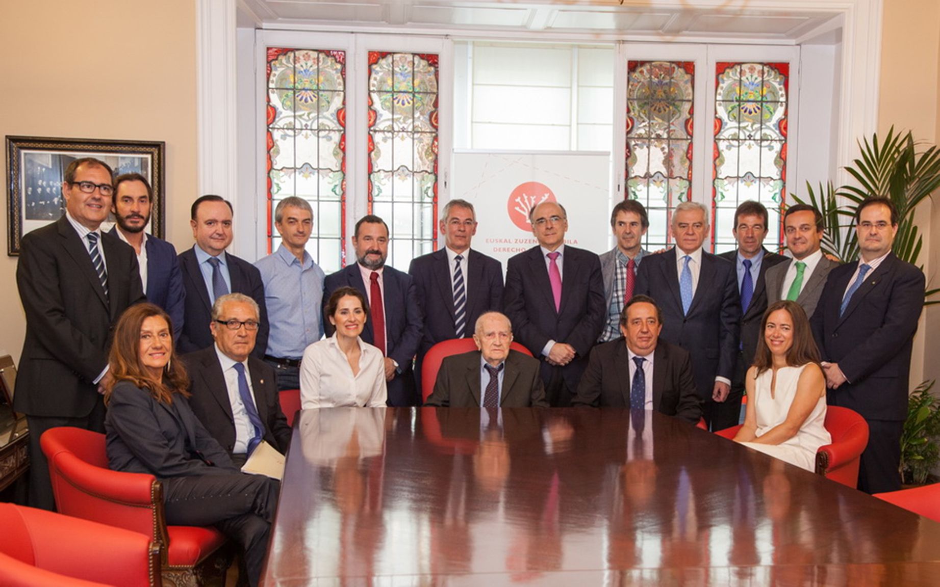 Acto de homenaje y entrega a Adrián Celaya por la presidenta del Parlamento vasco, Bakartxo Tejeria, de una edición especial conmemorativa del texto de la Ley, acompañados de juristas vascos impulsores de su tramitación y aprobación, en julio de 2015.