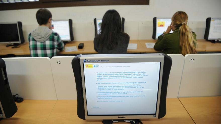 Autoescuelas denuncian que Tráfico bloquea hacer más exámenes teóricos en Navarra