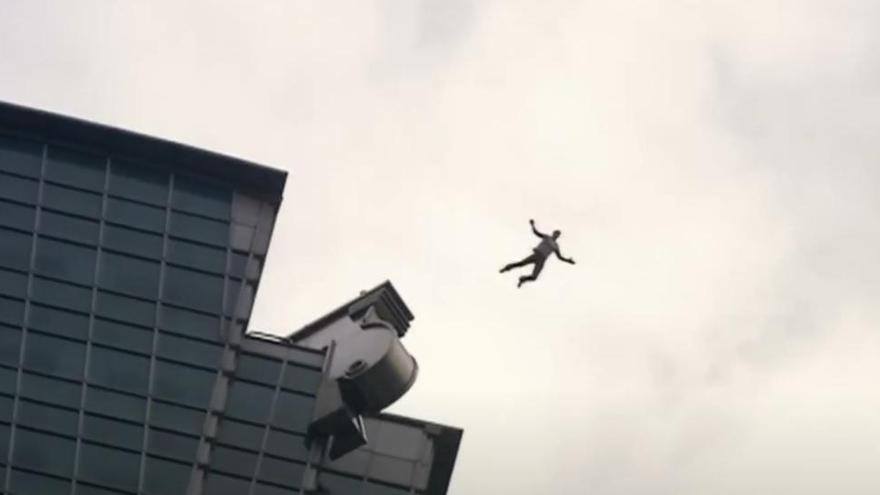En 1999 logró el récord por el salto más alto desde un edificio, en concreto desde la Torres Petronas, en Kuala Lumpur.