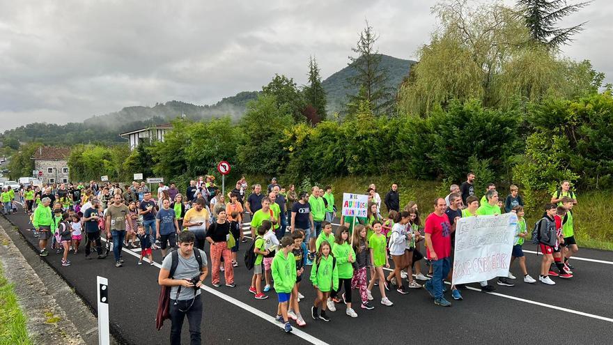 El plante de los autobuses escolares encalla mientras las familias esperan soluciones